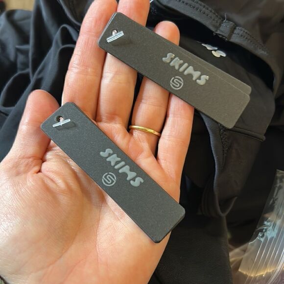 NWT SKIMS PERFORMANCE long-sleeve - Picture 2 of 5